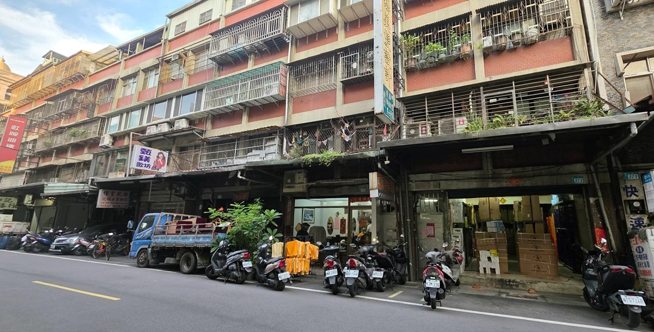 老舊建築公共安全申報常見缺失：管道間防火填塞老化失效的隱憂。