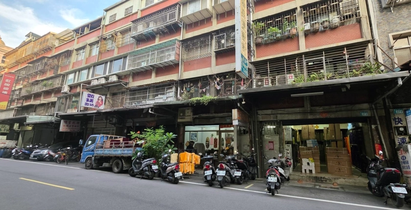 老舊建築公共安全申報常見缺失：管道間防火填塞老化失效的隱憂。